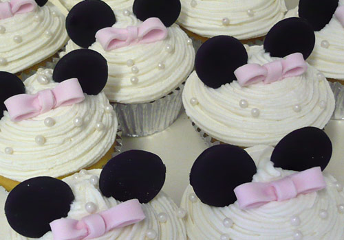 White cup cakes with pink bows